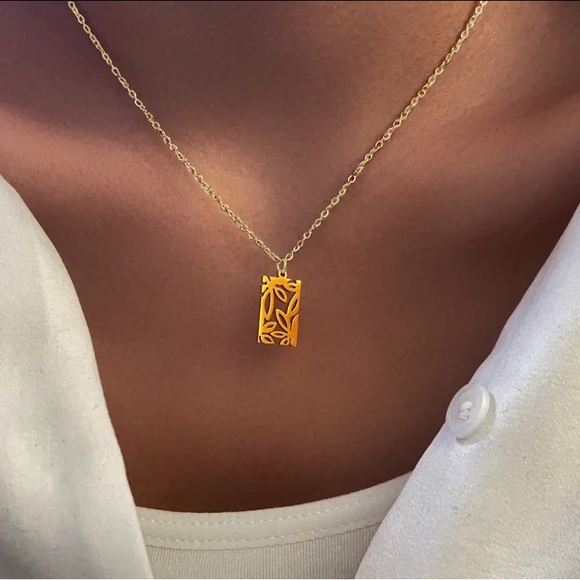 ⚜️[𝟯/$𝟭𝟴]⚜️NEW Floral Charm Stainless Steel Necklace - Picture 4 of 11